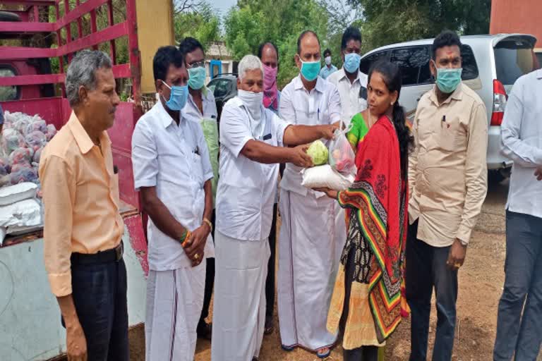 முன்னாள் அமைச்சர் பிவி ரமணா ஒருவருக்கு அத்தியாவசிய பொருள் வழங்கும் காட்சி