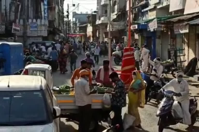 Crowds of people gathered to buy vegetables, violating social distancing