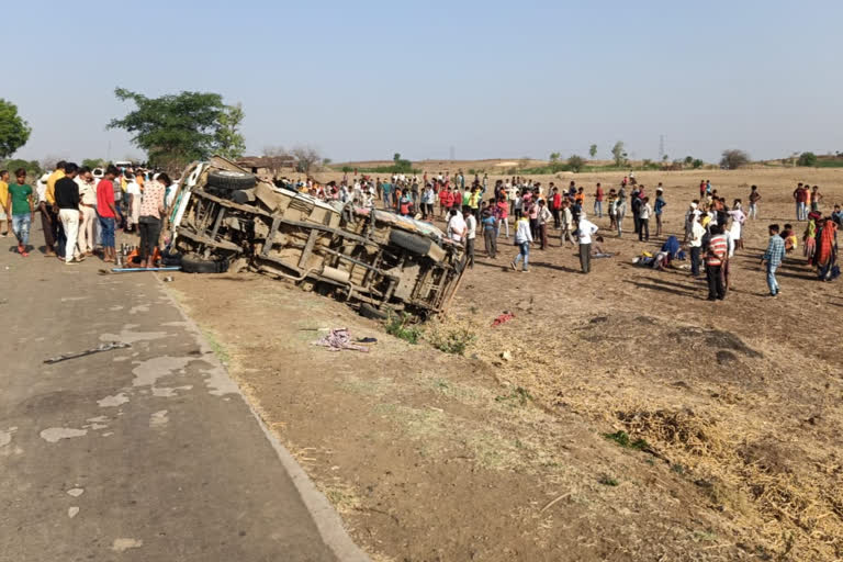 Vehicle full of laborers overturned, one killed, 18 injured seriously injured in barwani