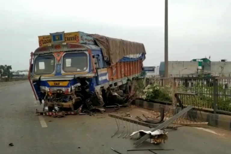 Accident in Bhatagaon overbridge of  Raipur