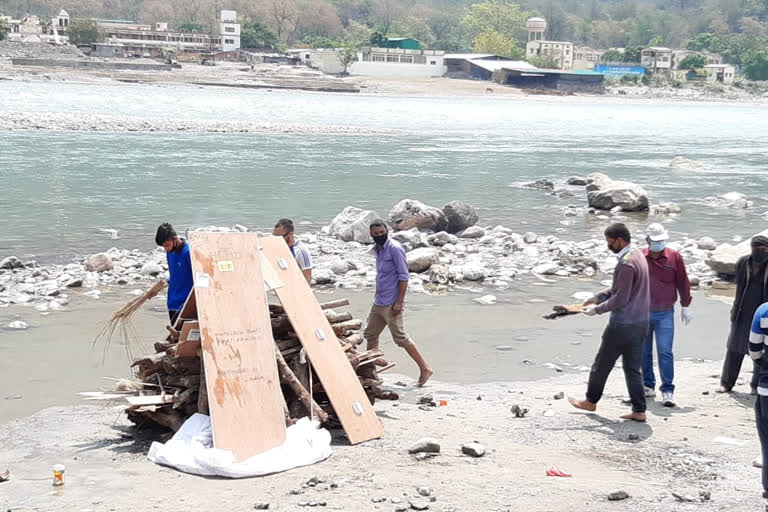 ETV Bharat Impact: Kamlesh Bhatt cremated in Rishikesh in presence of family members