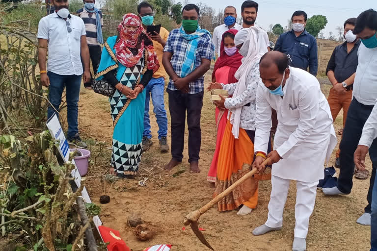 MLA Gulab Kamro did the bhumi pujan of road construction work in koriya