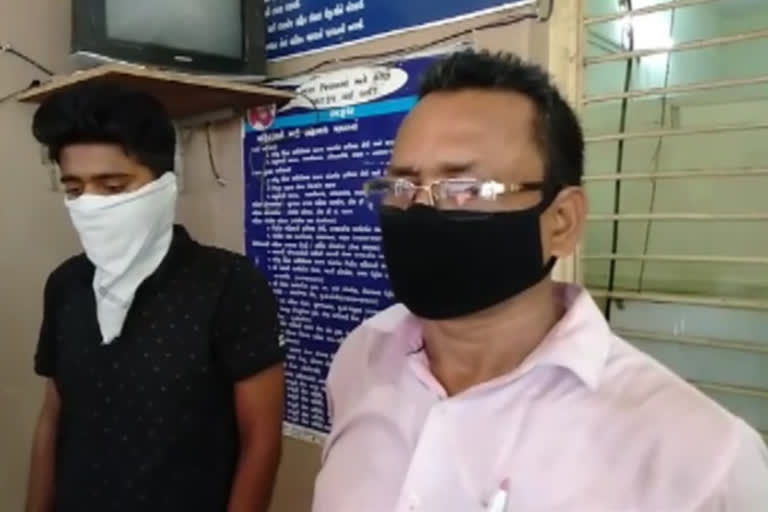 Police arrested a fake doctor from two places in Ankleshwar