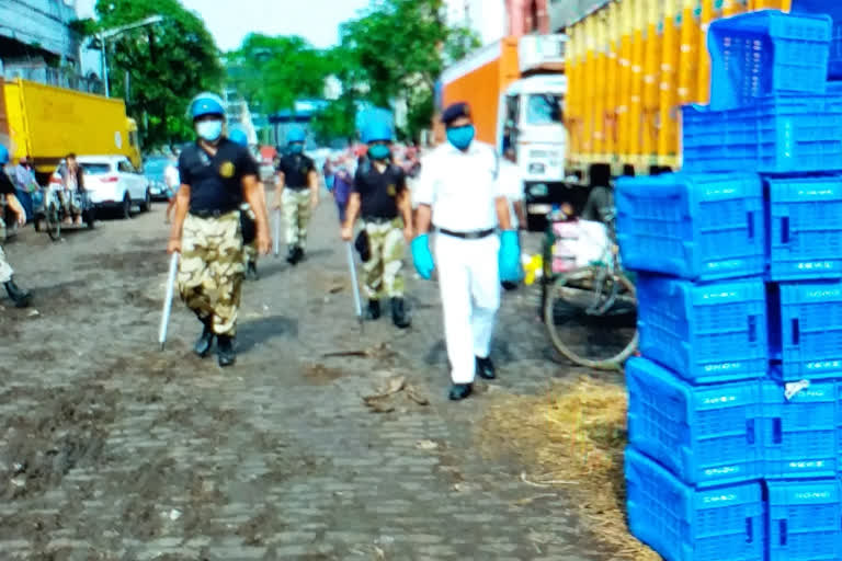 kolkata police is trying to ensure social distancing at barabazar mechua fruit market in ramadan