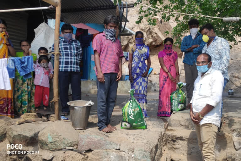 tahasildar-providing-food