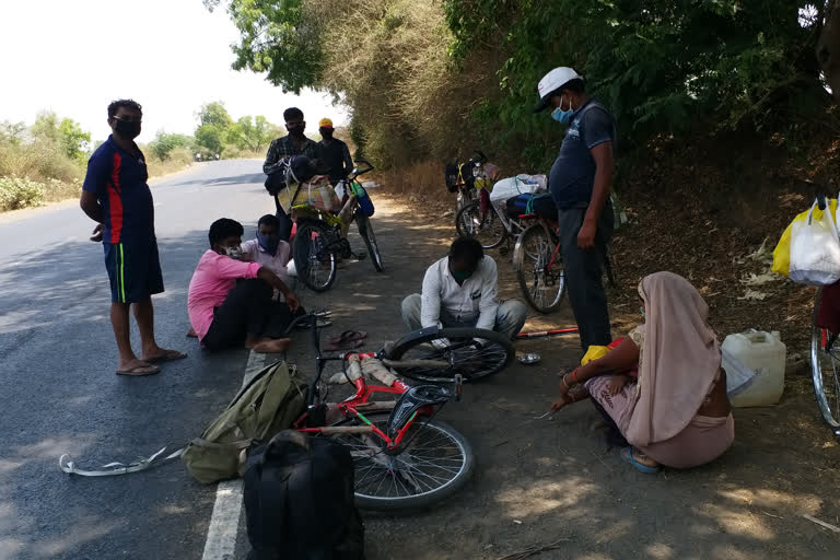 Workers forced to go home on foot in lockdown