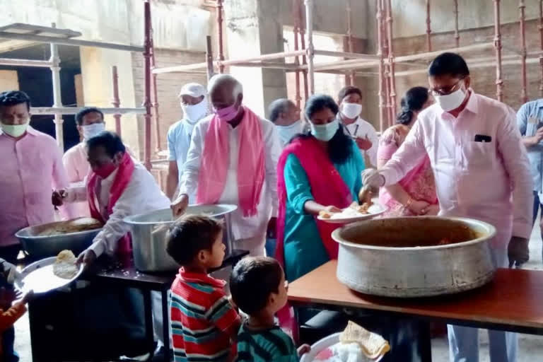 KADIYAM SRIHARI DISTRIBUTED GROCERIES TO MIGRANTS