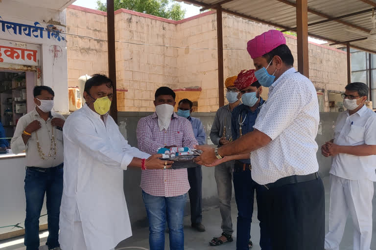 PPE kit and sanitizer distributed , पीपीई किट और सैनिटाइजर वितरित