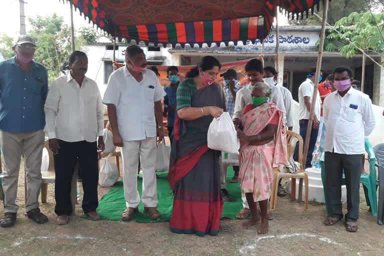 MINISTER SATYAVATHI RATOD DISTRIBUTED GROCERIES TO POOR