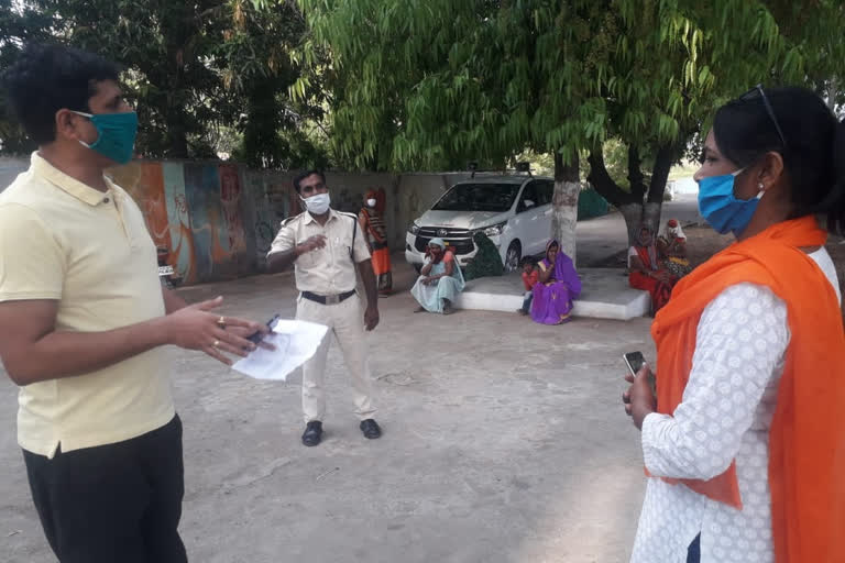 Women came out on the streets breaking the lockdown in Chhatarpur