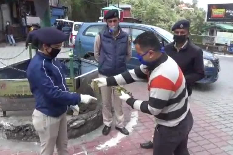 Youth Congress distributes masks to Corona Warrior police doctors and cleaning workers