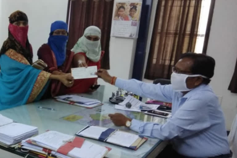 Women Self Help Group donated 5 thousand rupees to Prime Minister Relief Fund