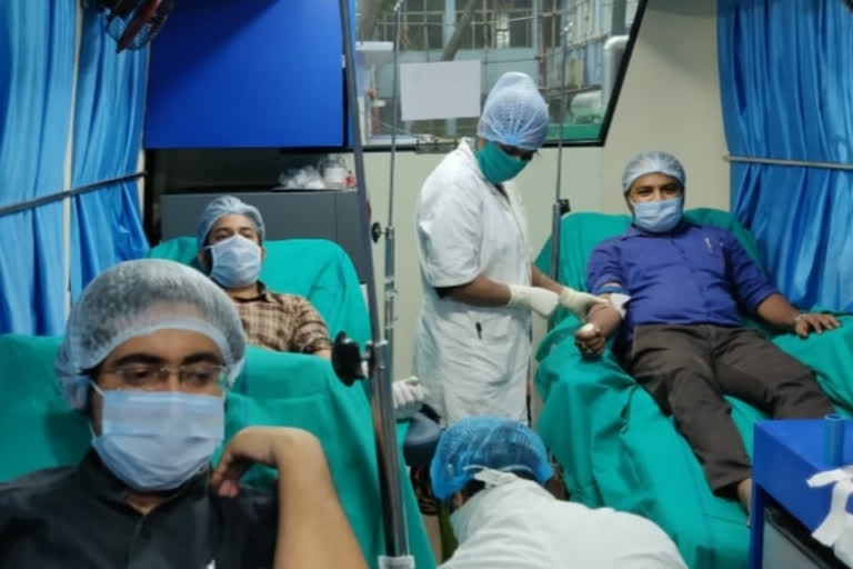 30 people including 25 doctors donated blood in kolkata