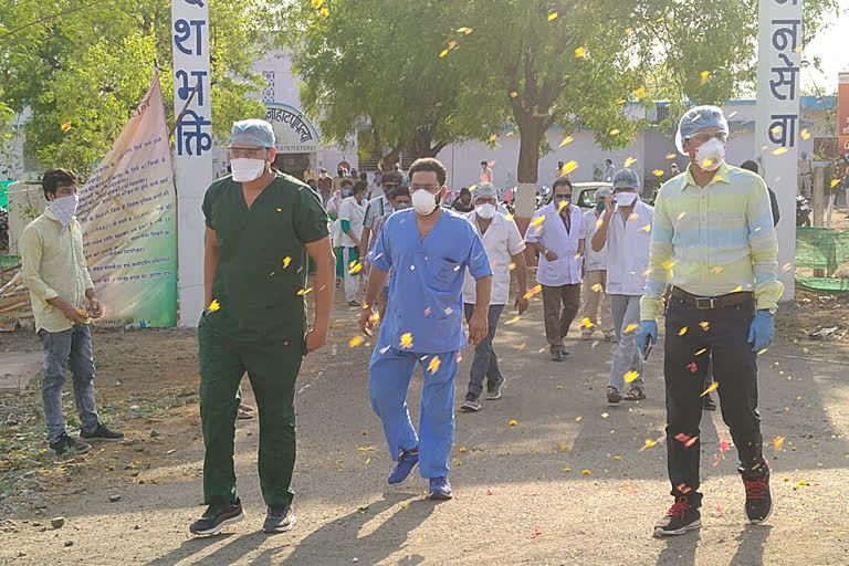 Flag march was organized in the city, people welcomed with flowers in dewas