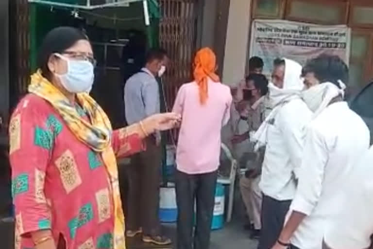 BJP state spokesperson reached bank, advised people to do social distancing