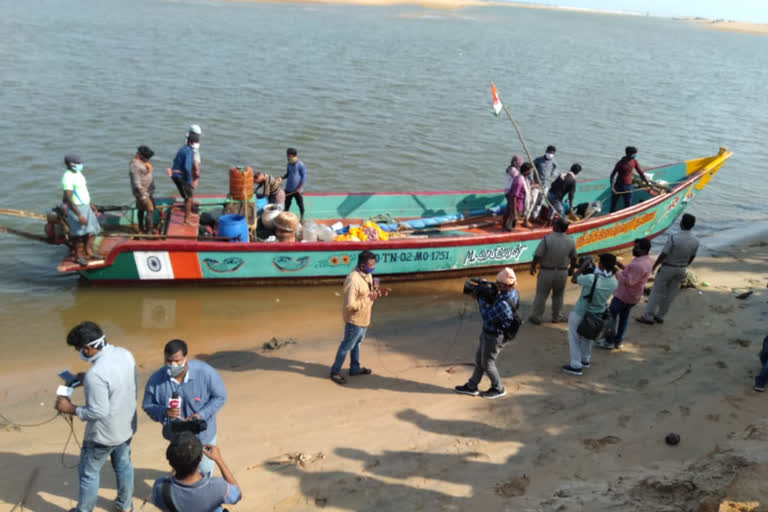 39 labour and fisherman reach odisha  by motor boat