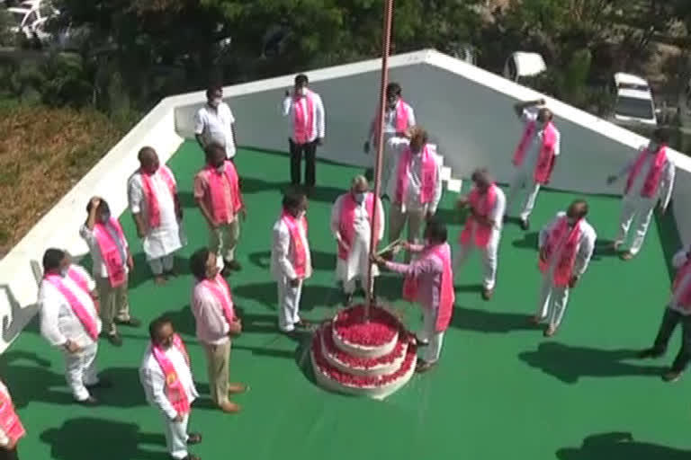 KCR Hoisted Party Flag on occasion TRS Party Foundation day at Telangana Bhavan