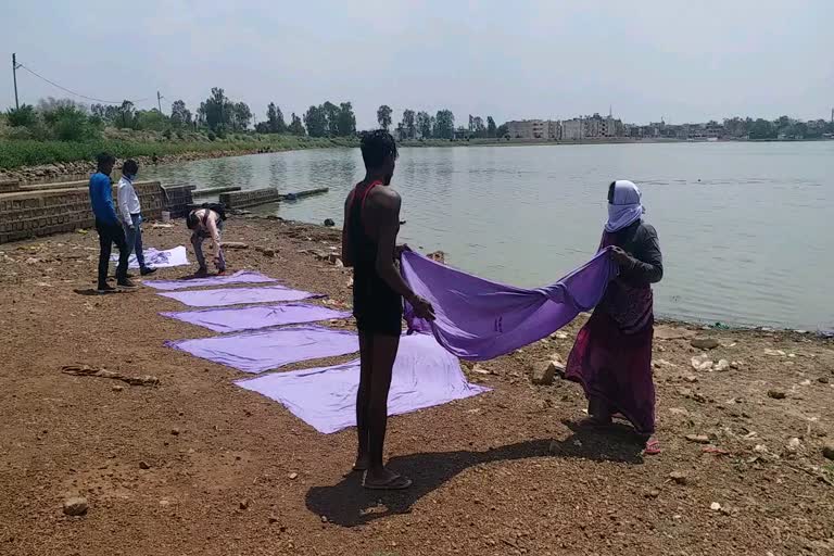 washing sheet in dirty water