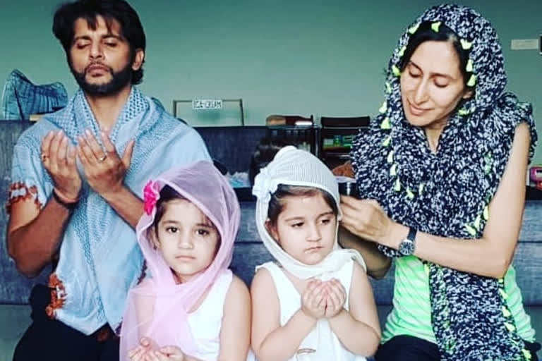 Love is our religion: Karanvir explains to his toddlers what is 'azaan'