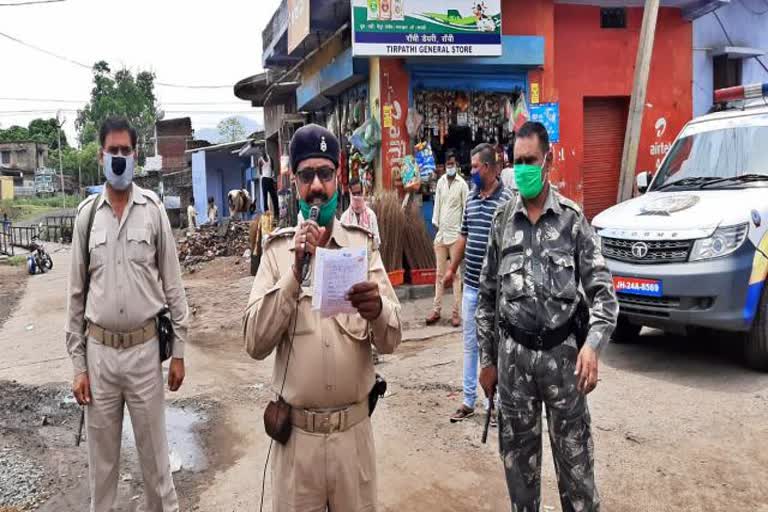 ASI of Bharkunda police station making people aware by singing song