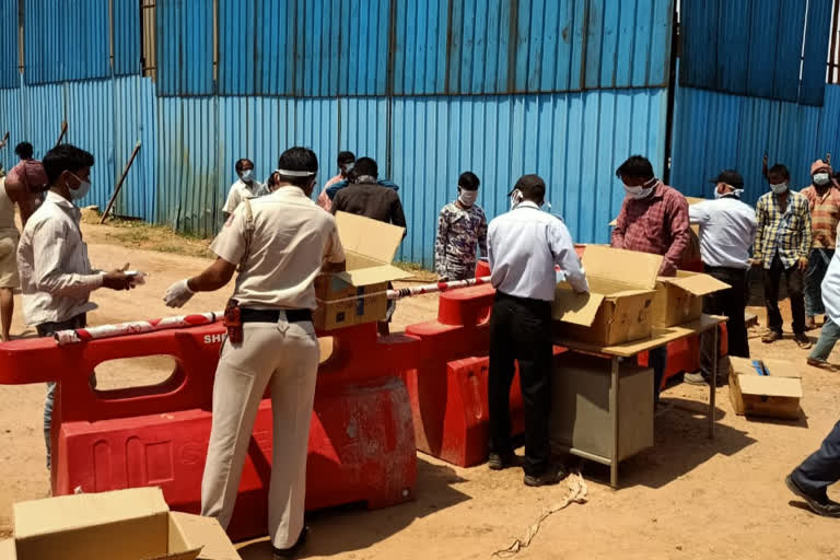 dwarka police distribute food packets to labors at L&T construction site in delhi dujring lockdown