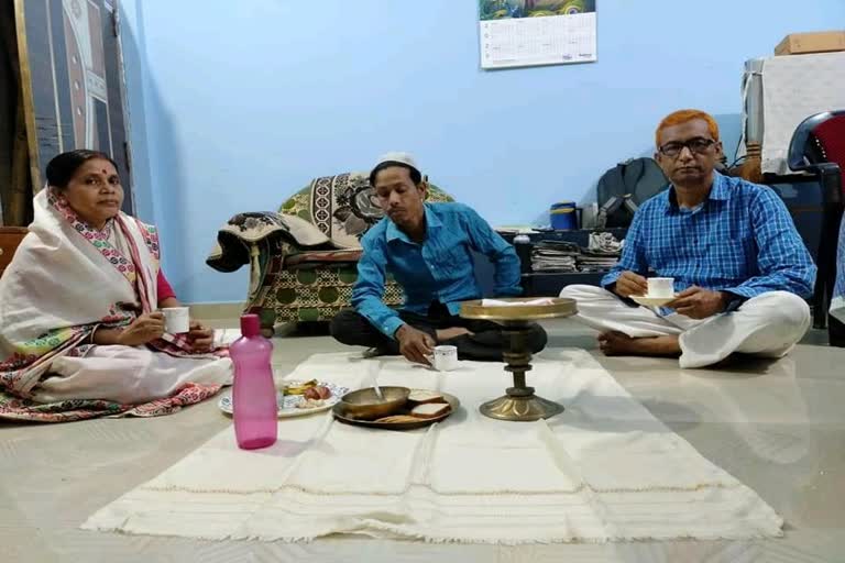 Majuli hindu family  provides food to Islam man