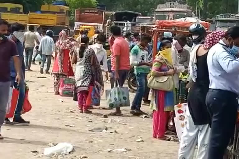 THERE IS NO SOCIAL DISTANCE IN QUTBULLAPUR MARKET