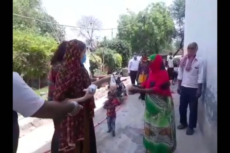 Delhi: Villagers feed stranded migrants in Ghitorni amid lockdown