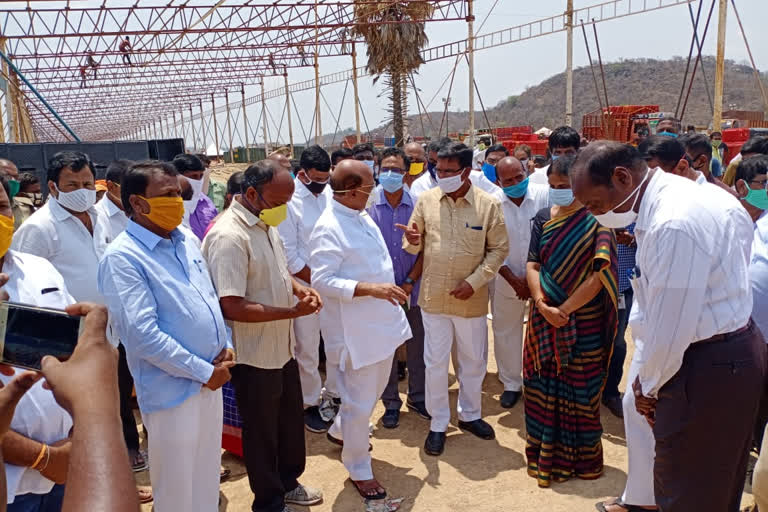 Ministers visit koheda fruit market