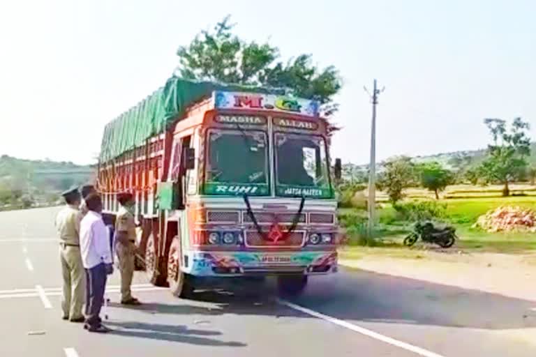 lorry driver theft seventy lakhs cash from mirchi farmer