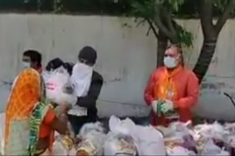 manoj tiwari distribute ration to needy at vasantkunj