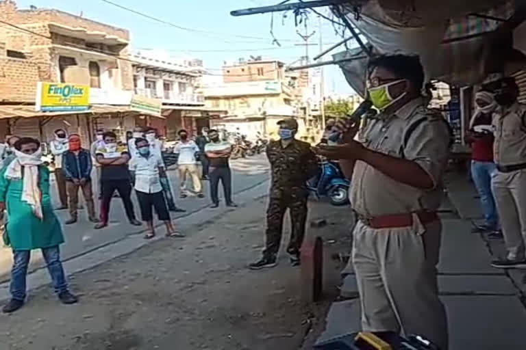 bhind police Explain to people what rules to be followed when shop opens