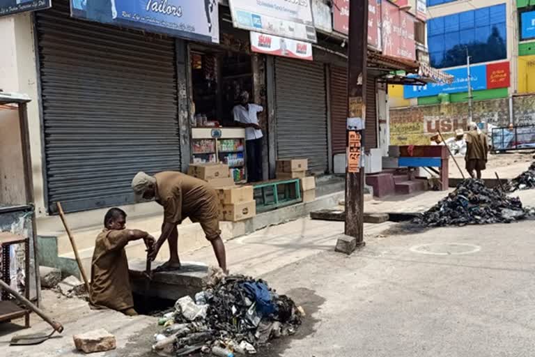 பாதுகாப்பு உபகரணங்களின்றி பணியில் ஈடுபட்டுள்ள துப்புரவு பணியாளர்கள்