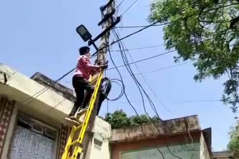 Dungarpur news, Electricity employees, protested