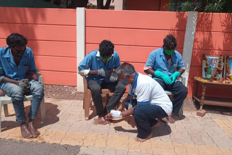 Karnataka man performs 'pada puja' for ASHA workers