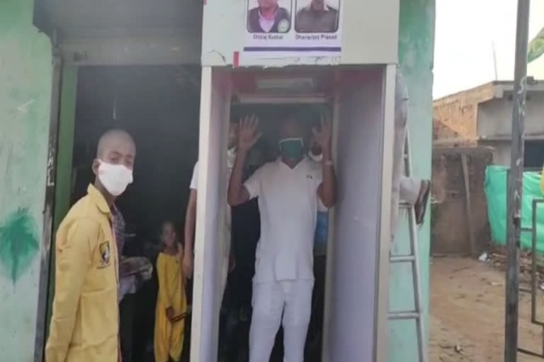 Gola Prakhand news  Ramgarh district news  boy set up fumigation tunnel  fumigation tunnel in Jharkhand  ജാര്‍ഖണ്ഡ്:  സാനിറ്റൈസര്‍ റൂം  സ്കൂള്‍ വിദ്യാര്‍ഥി  ശരീര ശുദ്ധി  സാനിറ്റൈസര്‍  കൊവിഡ് -19  ലോക്ക് ഡൗണ്‍