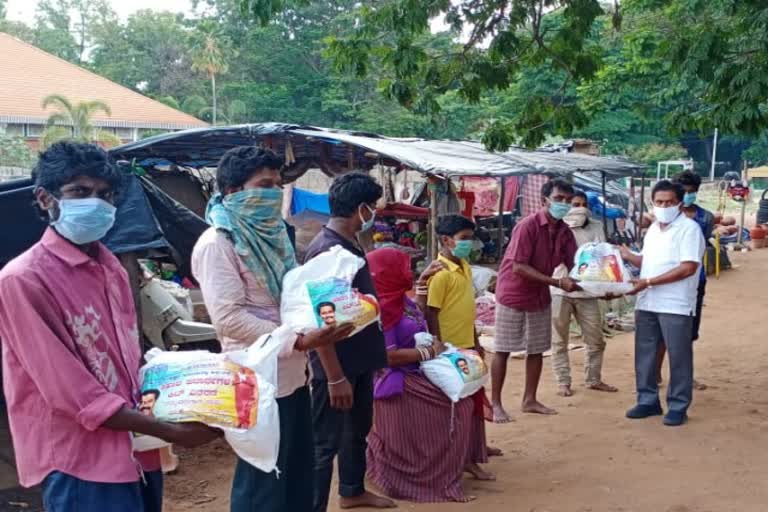 mk-somashekhar-providing-food-kit-in-mysore