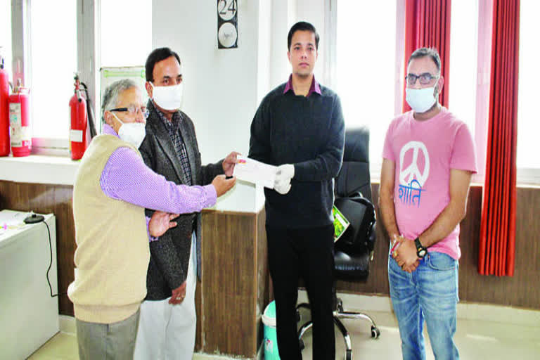 1 lakh in CM relief fund by Brahmin Sabha Chamba