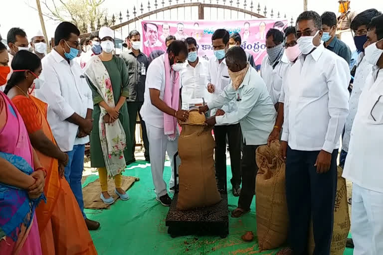 వరి కొనుగోలు కేంద్రాన్ని ప్రారంభించిన మంత్రి శ్రీనివాస్ గౌడ్