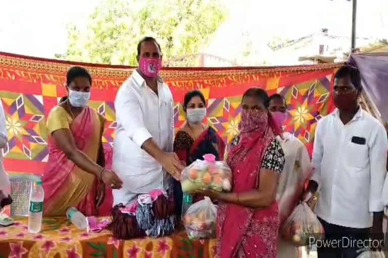 mla bollam mallaiah yadav distributed grocery at ramaram village nadigudem mandal suryapet district