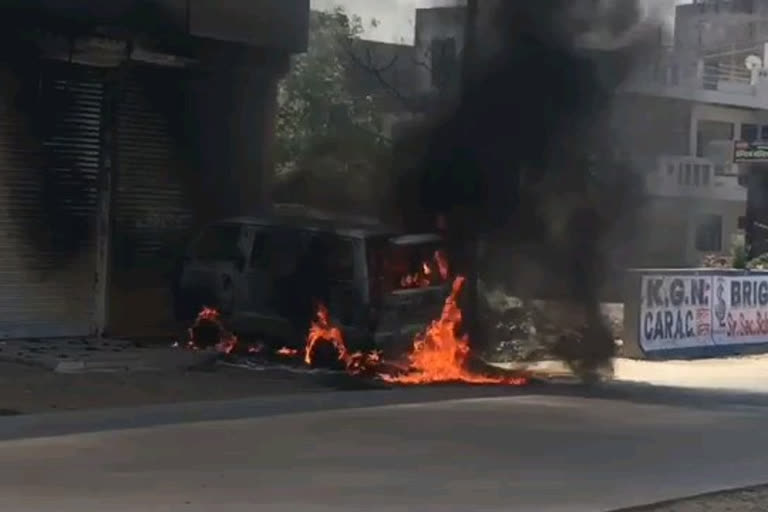 कोटा की खबर, Fire in the parked car