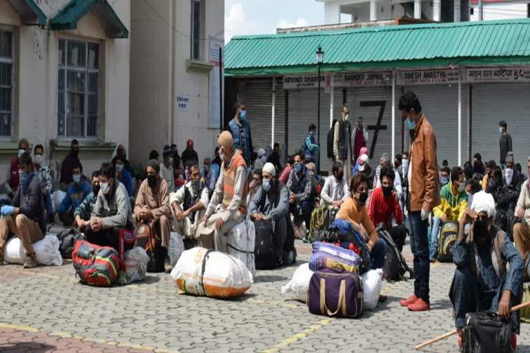 400 Kashmiris left for their homes from palampur