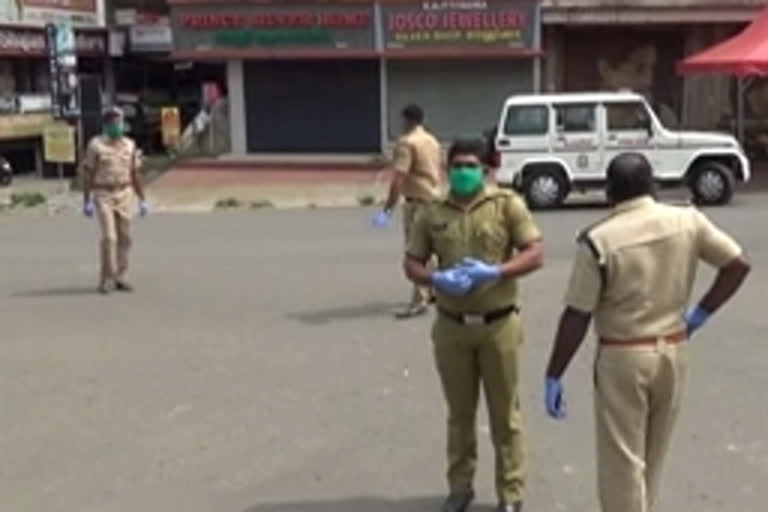 അടിമാലിയില്‍ സുരക്ഷ ശക്തമാക്കി  അടിമാലി കൊവിഡ്  ഇടുക്കി കൊവിഡ്  കൊവിഡ് ഇടുക്കി പൊലീസ്  adimali in Red Zone  adimali in Red Zone, Police tighten security