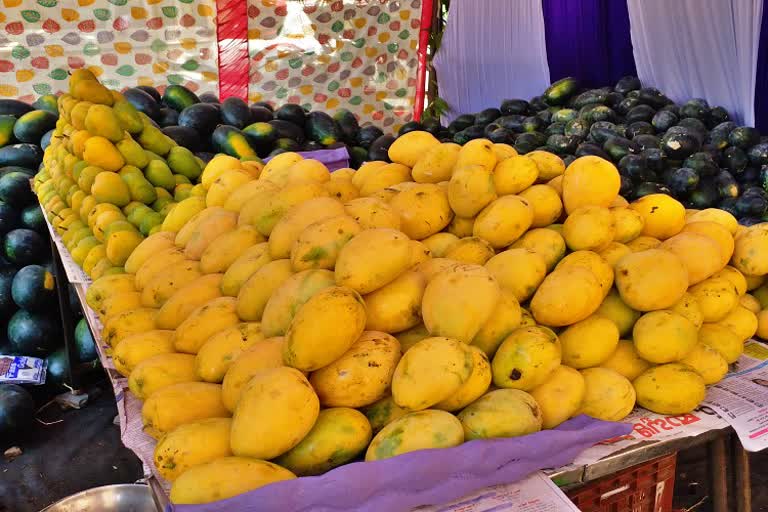 Sale of mangoes in Koppal