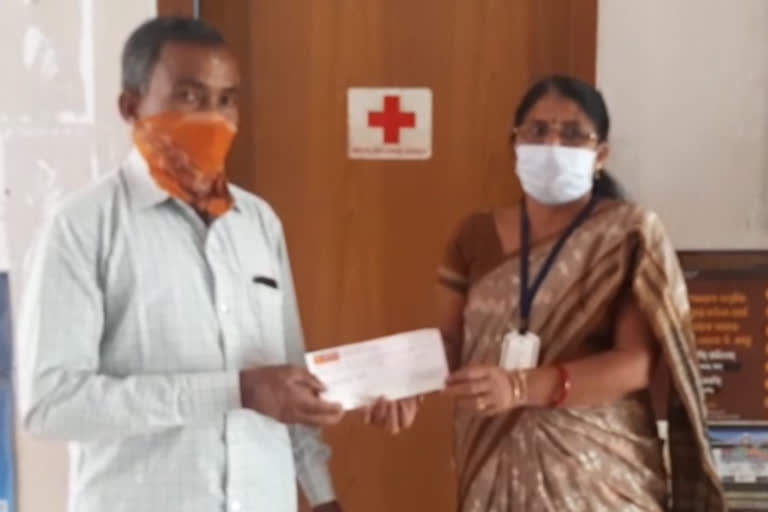 cm relief fund, sambalpur latest news, vegetable vendor's donation for corona fight, vegetable vendor in sambalpur donates for corona, ମୁଖ୍ୟମନ୍ତ୍ରୀ ରିଲିଫ ଫଣ୍ଡ, ସମ୍ବଲପୁର ଲାଟେଷ୍ଟ ନ୍ୟୁଜ୍‌, ପରିବା ବିକାଳୀଙ୍କ କୋରୋନା ପାଇଁ ଦାନ, ସମ୍ବଲପୁରରେ ପରିବା ବିକାଳୀଙ୍କ ଅର୍ଥ ଦାନ