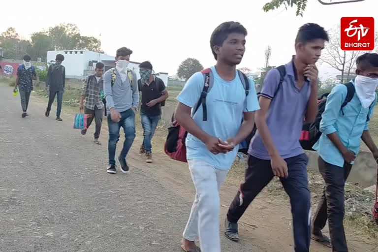 One hundred workers travel from Gondia to Andhra Pradesh