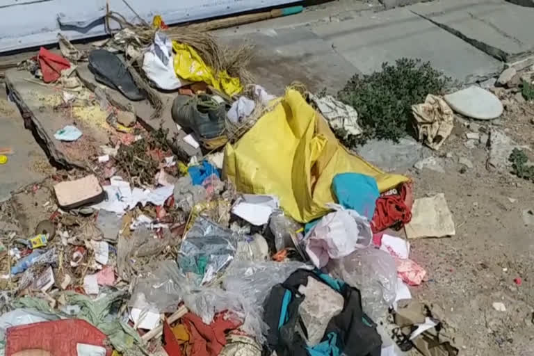 क्वॉरेंटाइन सेंटर के बाहर कचरा, Garbage outside the quarantine center