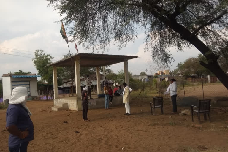 The villagers caught 6 people who crossed the river and entered the district.