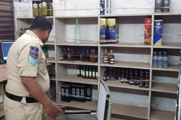 Theft at a liquor store at illandu