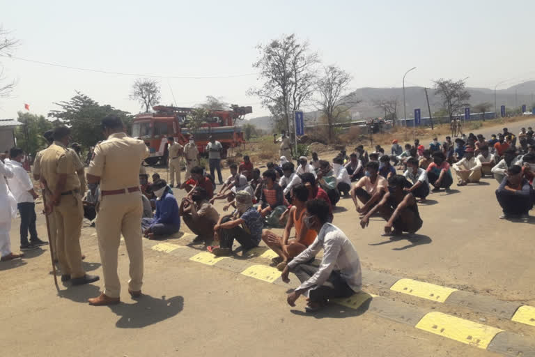 other state labours came out on road in hinjavadi